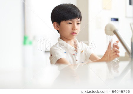 男孩洗手 64646796