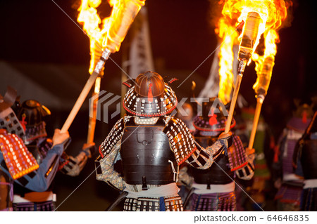 A scene of a warrior procession holding the Innoshima Suigun Festival and torch. 64646835