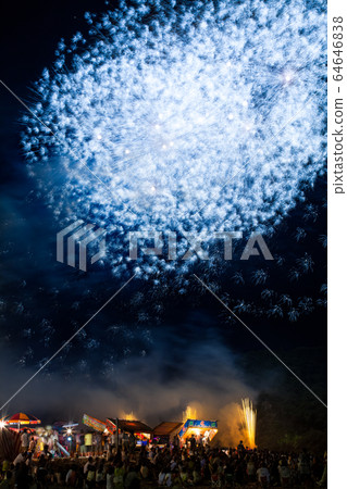The scenery of the fireworks display of Kintai Bridge. It is a rare fireworks like a blue cotton ball. The scenery of the fireworks display of Kintai Bridge. It is a rare fireworks like a blue cotton ball. 64646838