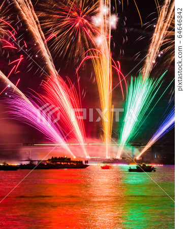 It is the scenery of Hiroshima Fireworks Festival. You can see the boatman's image of the viewing. Fireworks are reflected on the sea surface. 64646842