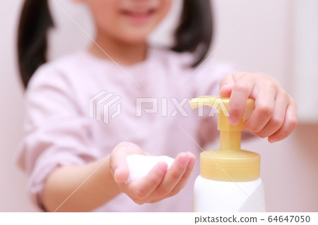 Hand washing (prevention antibacterial return home body parts faceless copy space children hand soap soap wash basin) Hand washing (prevention antibacterial return home body parts faceless copy space children hand soap soap wash basin) 64647050