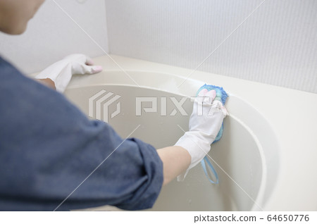 Cleaning the bath 64650776