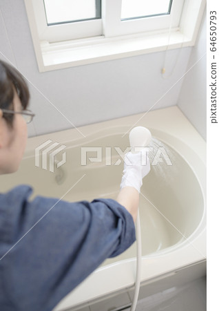 Cleaning the bath 64650793