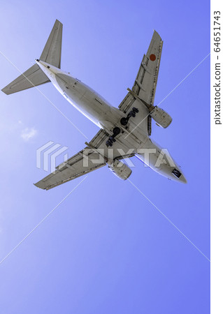 在波音737-500上空飛行的飛機 64651743