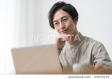 男性遠程辦公圖像 64653639