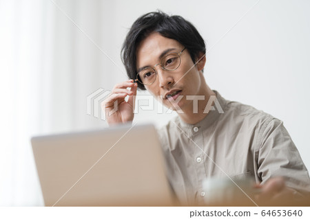 男性遠程辦公圖像 64653640