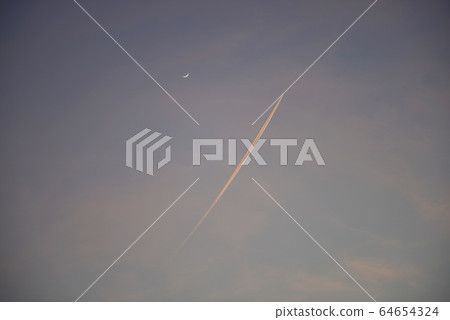 在天空中。靛藍的白雲，高木月之高，橘色的飛雲。 64654324