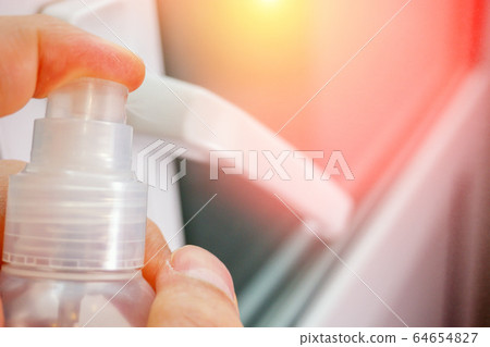 Wipes the door handle from the balcony disinfection. holds a cleaning cloth with antiseptic against the virus. 64654827