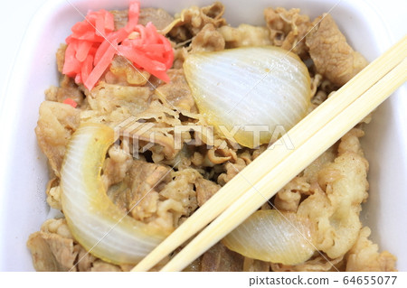 Delicious beef bowl lunch 64655077