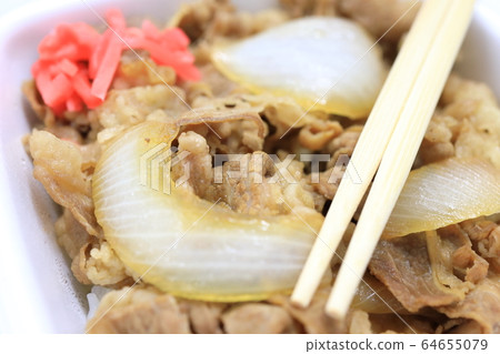 Delicious beef bowl lunch 64655079