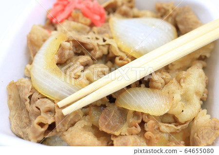 Delicious beef bowl lunch 64655080