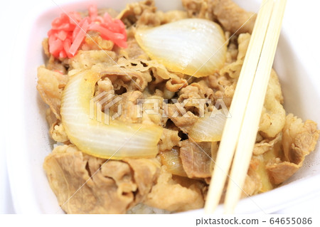 Delicious beef bowl lunch 64655086