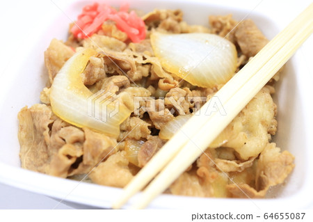 Delicious beef bowl lunch 64655087