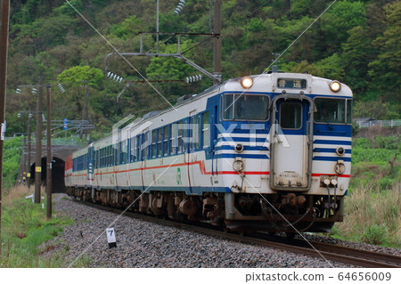 Kiha 40 (Niigata color) running on the Uetsu Main Line_Photo taken on May 3, 2018 Kiha 40 (Niigata color) running on the Uetsu Main Line_Photo taken on May 3, 2018 64656009
