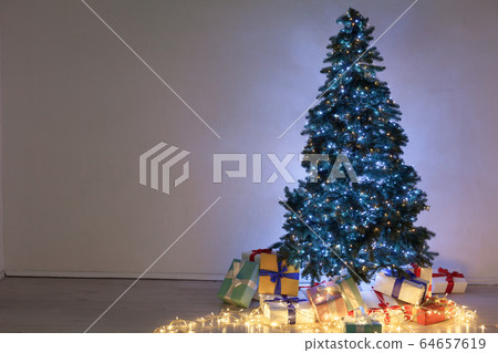 Christmas tree garland lights with new year holiday gifts December interior Christmas tree garland lights with new year holiday gifts December interior 64657619