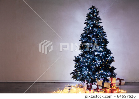 Christmas tree garland lights with new year holiday gifts December interior Christmas tree garland lights with new year holiday gifts December interior 64657620
