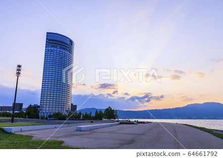 滋賀縣大津市琵琶湖的夜景 64661792