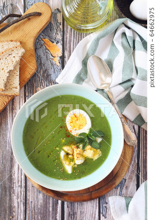 Green pea soup with spinach, olive oil, sesame and half boiled egg 64662975