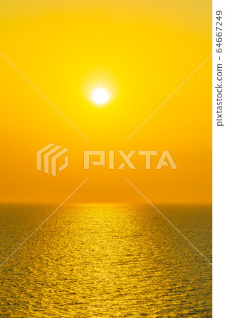 Beautiful sunset or sunrise around sea ocean bay with cloud on sky 64667249