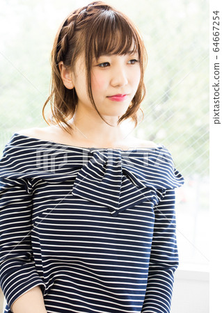 A woman in fresh green 64667254