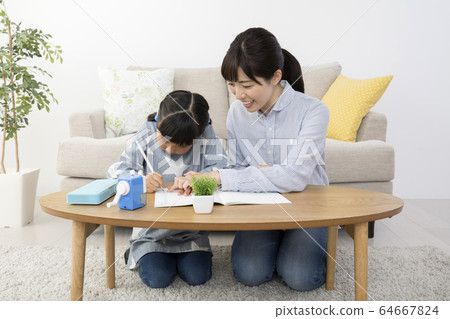母親在家教孩子學習 64667824