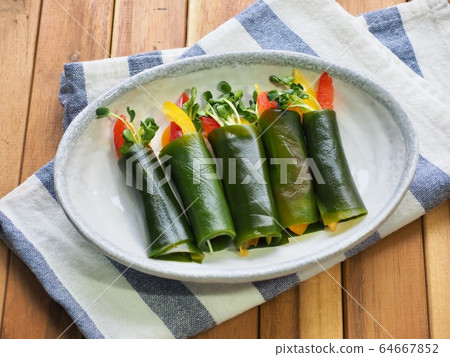 Korean food kelp vegetable rolls 64667852
