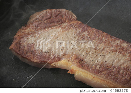 Japanese black beef sirloin steak Japanese black beef sirloin steak 64668378