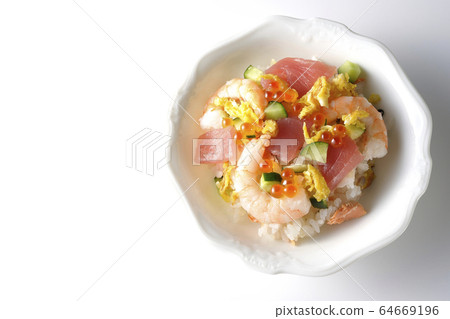 chirashi sushi  64669196