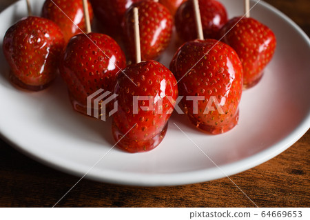 Table photo handmade strawberry candy 64669653