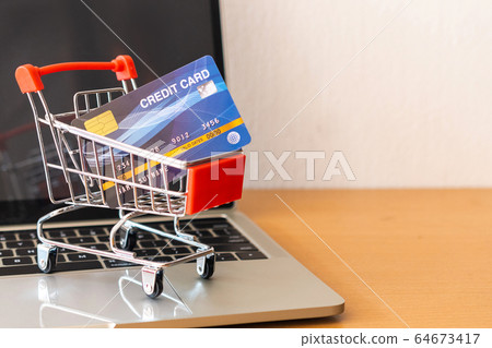 credit card and cart supermarket on wood table. credit card and cart supermarket on wood table. 64673417