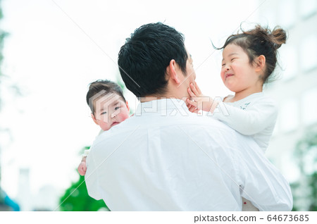 爸爸和孩子 64673685