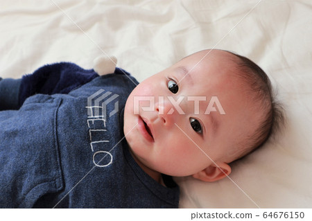 看照相機的嬰孩 看照相機的嬰孩 64676150