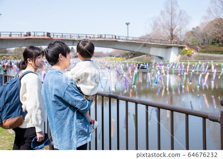  年輕的家庭，盯著流光 64676232