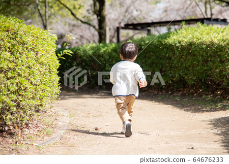 2歲男孩在公園跑步 2歲男孩在公園跑步 64676233
