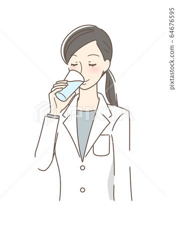 在一杯女人喝水 在一杯女人喝水 64676595