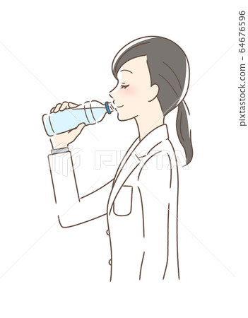 一個女人喝寵物瓶裝水的側面 64676596