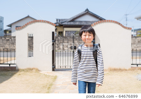 小學男孩回家 64676899