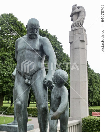 老人和孫子在挪威奧斯陸維格蘭公園的雕像 64678762