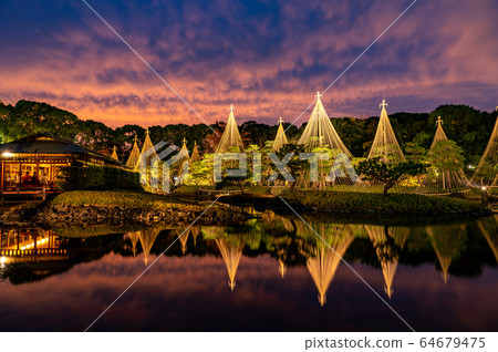 Aichi Prefecture, Nagoya City, Shirotori Garden, snow-capped evening view, illuminated autumn leaves Aichi Prefecture, Nagoya City, Shirotori Garden, snow-capped evening view, illuminated autumn leaves 64679475