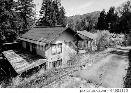 在邊緣村莊被遺棄的房子 在邊緣村莊被遺棄的房子 64681130
