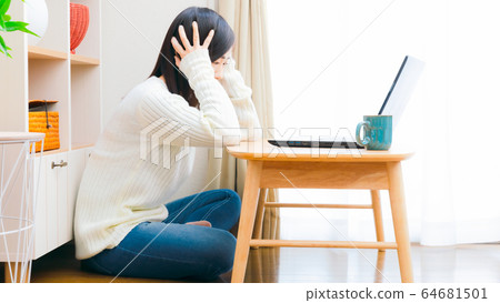 Woman holding head Copy space 16: 9 64681501