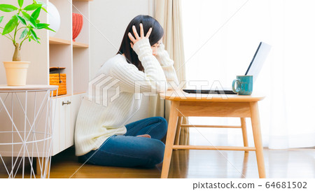 Woman holding head Copy space 16: 9 64681502