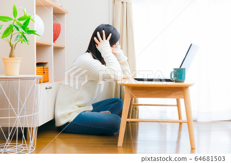 Woman holding head Copy space 64681503