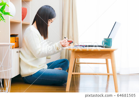 印章郵票的女人復制空間 64681505