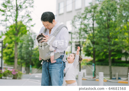 Dad and children Dad and children 64681568