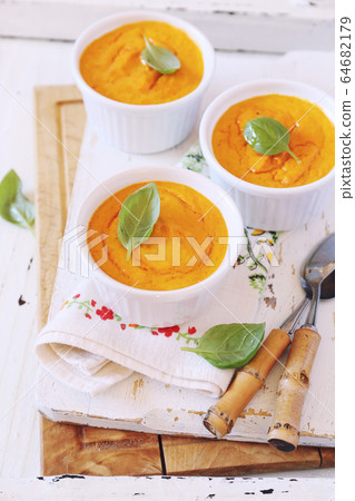 Dietetic food. Three servings of carrot flan 64682179