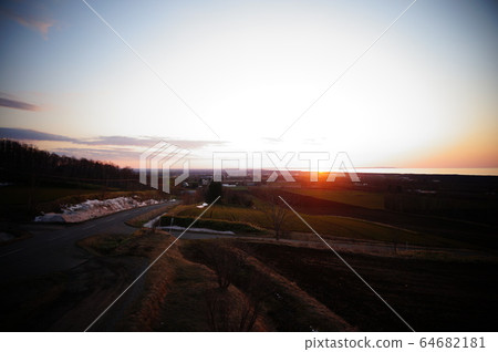 Road leading to heaven and dusk of the Sea of Okhotsk 64682181