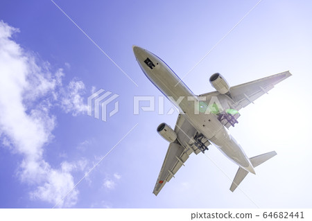 Airplane to land Boeing 777-200 Airplane to land Boeing 777-200 64682441