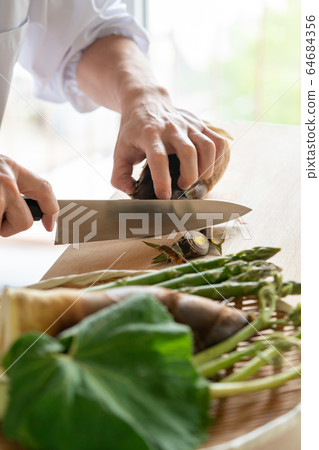 In front of the bamboo shoot 64684356