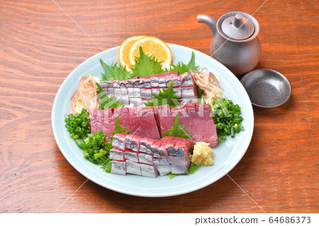 The first bonito, the first bonito, the first bonito, the first bonito, the first bonito, the first bonito from Omaezaki (mid-April) sashimi and sashimi. 64686373